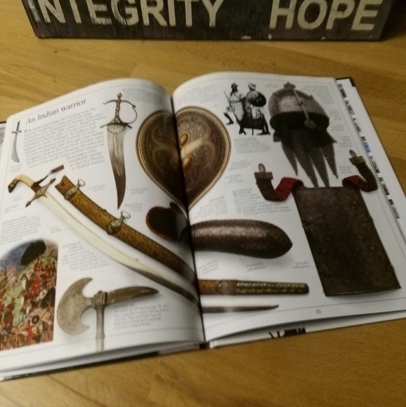 Arms & Armor Dorling Kindersley Eyewitness Book Medieval Military War History - Picture 2 of 3